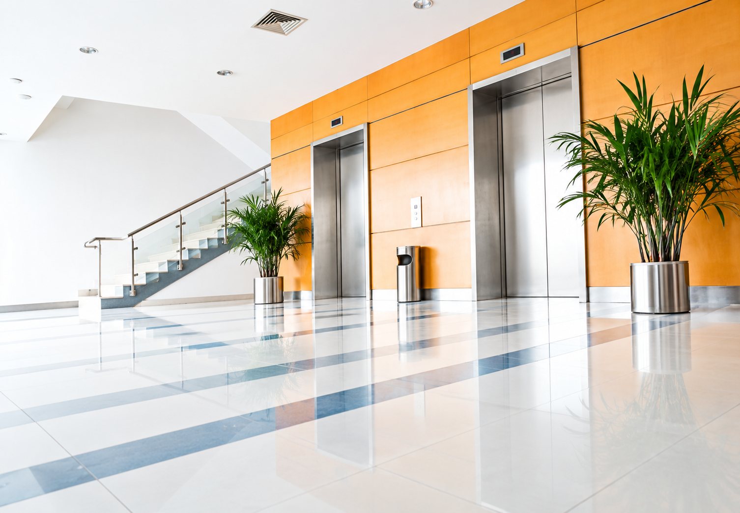 Détail d’un hall avec ascenseurs et plantes vertes