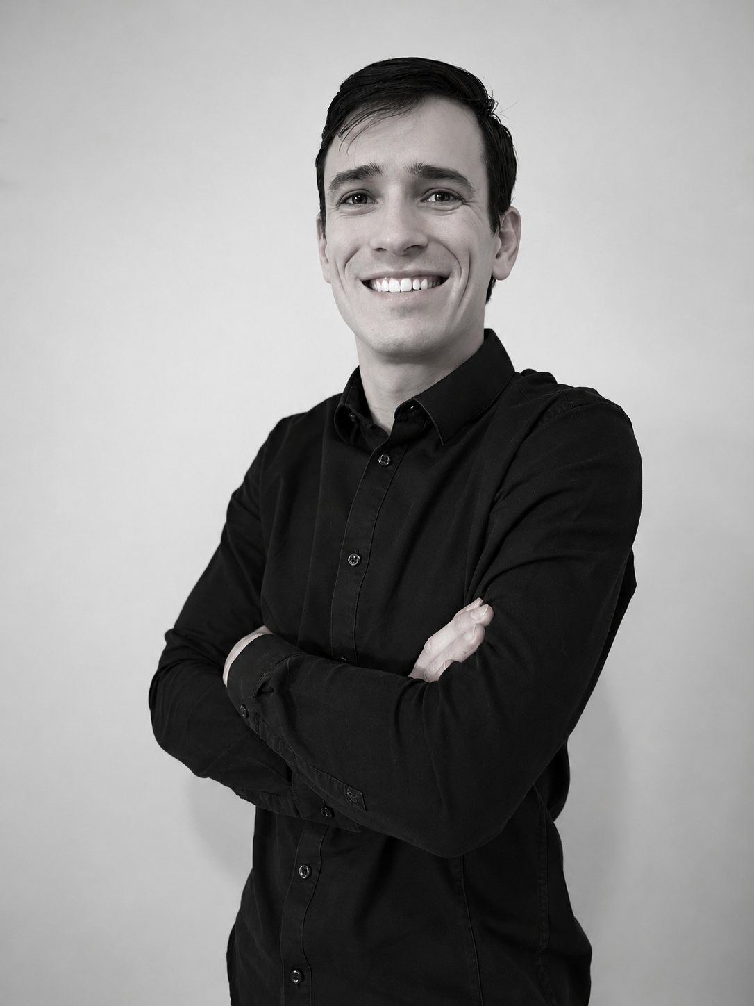 Jean, responsable financier, bras croisés, en noir et blanc